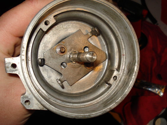 Distributor cap interior with metal plate and shaft