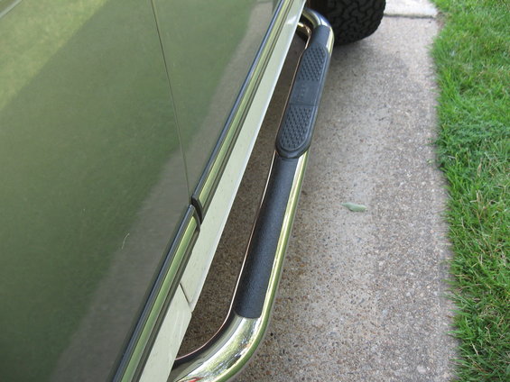 Side view of nerf bars attached to a vehicle door sill