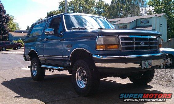 Blue 1992 Ford Bronco, 3/4 front view