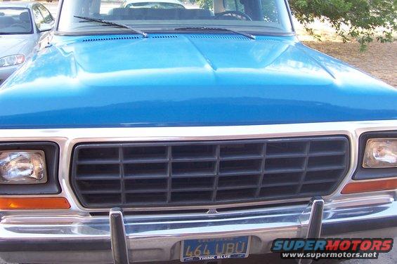 1978 Ford Bronco front grille and headlights, blue hood, license plate 464 UBU