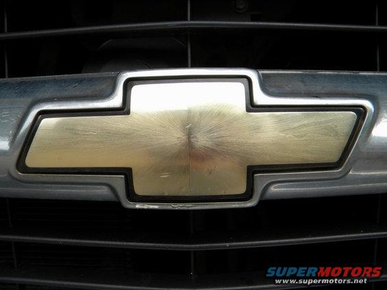 1999 Chevrolet Suburban grille emblem