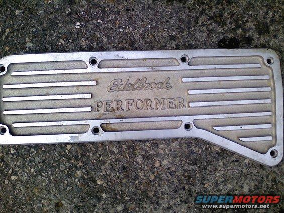 Edelbrock Performer valve cover on textured surface