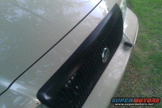Front grille and hood detail of a 2000 Mercury Grand Marquis