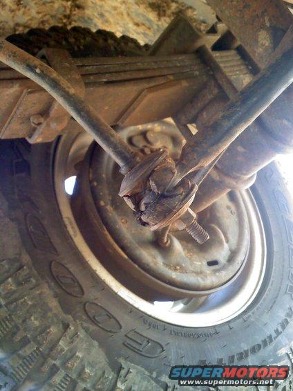 Leaf spring suspension with sway bar link and tire