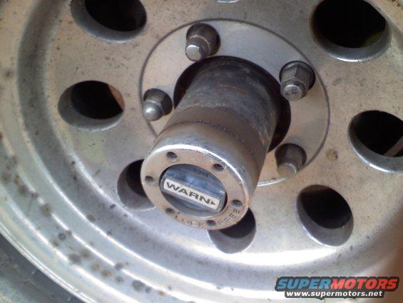 Wheel hub with WARN locking mechanism