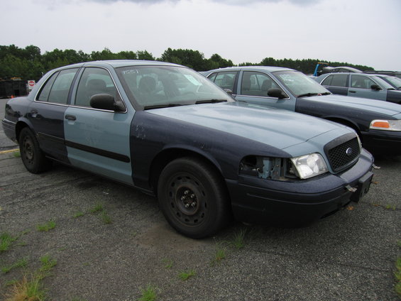 2001 Ford Crown Victoria with mismatched front fenders and missing headlight