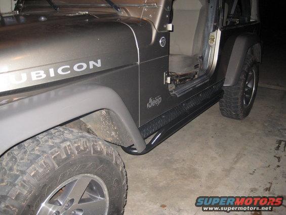 Jeep Wrangler Rubicon side view, showing the fender, door, and running boards