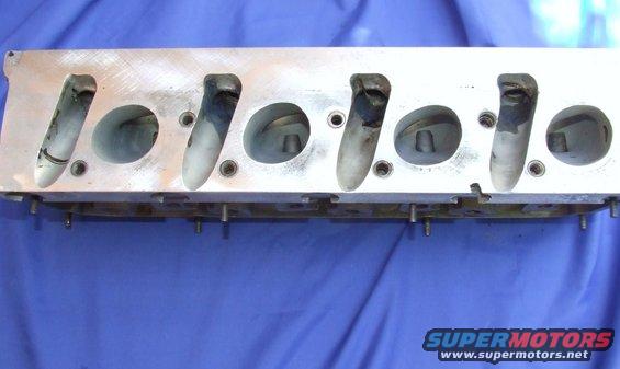 Engine cylinder head with four intake ports and four exhaust ports