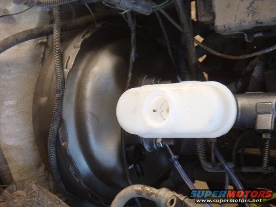 Brake fluid reservoir and master cylinder assembly