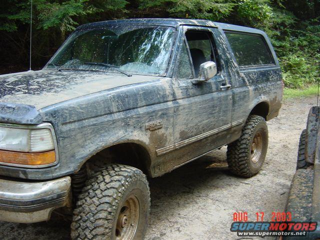 Mud-covered 1995 Ford Bronco, 3/4 front view