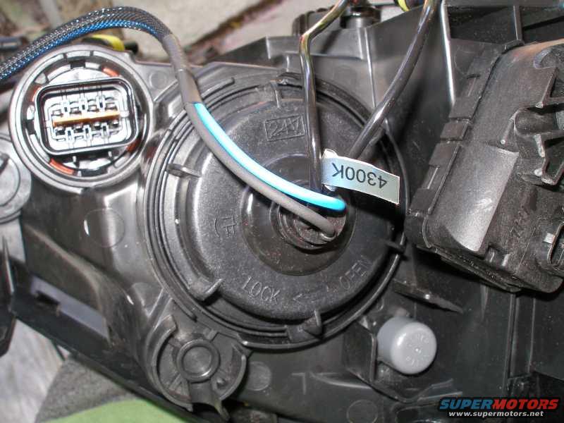cap-on-back-of-headlight-body.jpg 