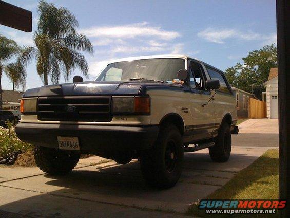 1989 Ford Bronco, two-tone paint, 3/4 front view