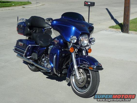 Blue 2007 Harley-Davidson Electra Glide Clsc parked on concrete, front 3/4 view