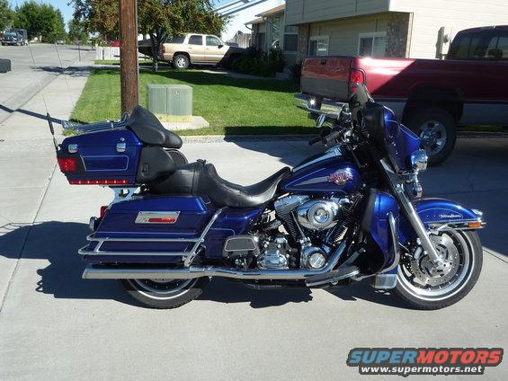 Blue 2007 Harley-Davidson Electra Glide Clsc motorcycle, side view
