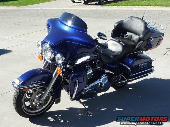 Blue 2007 Harley-Davidson Electra Glide Clsc motorcycle parked on pavement, 3q-front view