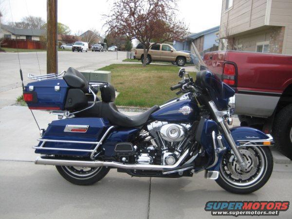 Blue 2007 Harley-Davidson Electra Glide Clsc motorcycle, 3q-front view