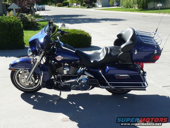 Blue 2007 Harley-Davidson Electra Glide Clsc motorcycle parked on a driveway, side view