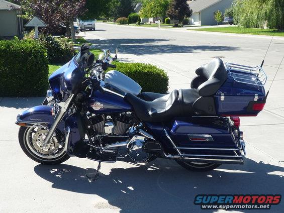 Blue 2007 Harley-Davidson Electra Glide Clsc motorcycle parked on a driveway, side view