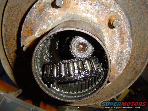 dsc05191.jpg I pulled on the hub a bit to get that bearing loose.