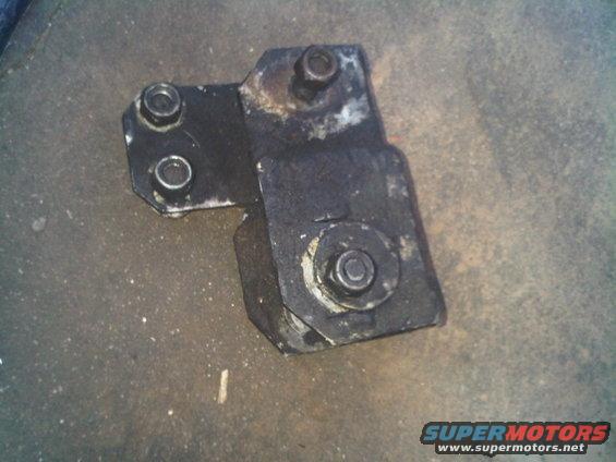 Metal bracket assembly with multiple bolts and mounting plates