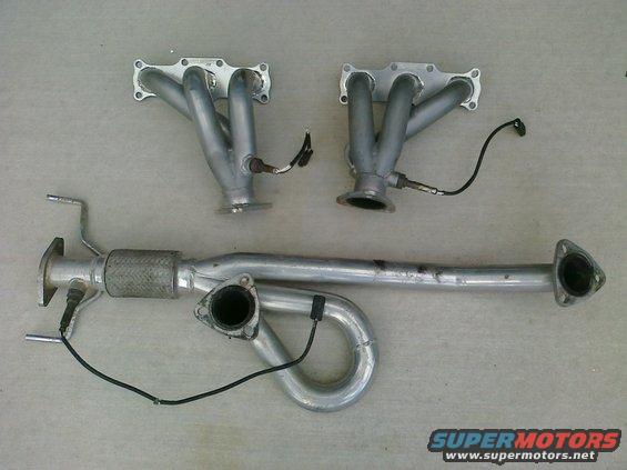 Exhaust manifold and pipe assembly with oxygen sensors