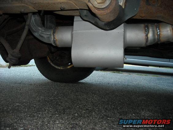 8mufflerspass.jpg Mufflers from the pass side, other one is right behind it