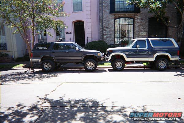 coe1.jpg Bronco lifted next to buddy's 93 4Runner