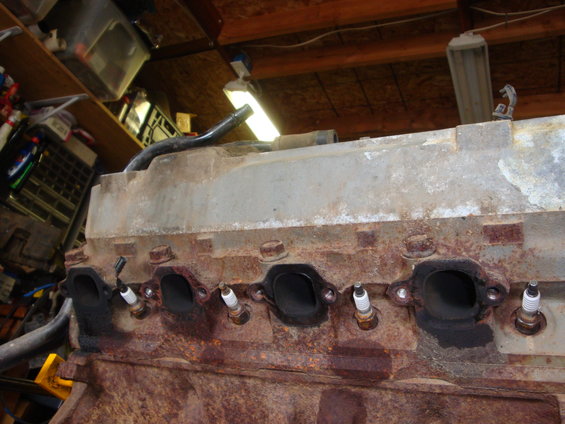 460-swap-205.jpg Pulled the passenger side manifold, one bolt was already broken, broke 2 more.