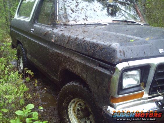 Mud-covered 1979 Ford Bronco, 3q-front view