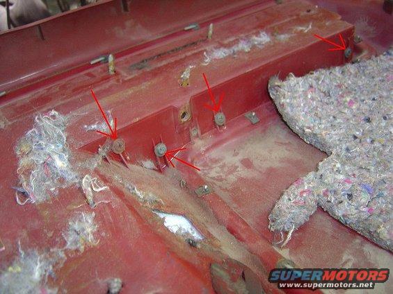 dsc04480.jpg Remove the 4 screwes that hold the armrest pad on.