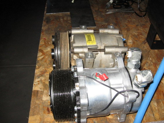 95-ac-compressor-pics-015.jpg another view.  This baby uses redline grease for lube.  There is no blow by to catch, it's simple compressed air out to the tank.  rated a little less than a york 210 (spec on line is 8cfm, but upon calling that is at 2k rpm, idle is 3.2cfm, where a 210 can do 4), the belt driven compressors are great because if you want, you can always get more out of them by bumping engine rpm.