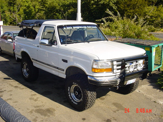 wheeling-82403-franks-pics-007.jpg Marks Bronco at the 76 on the way up