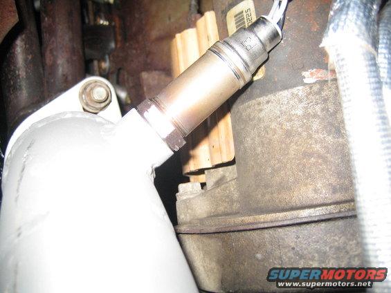Oxygen sensor attached to exhaust pipe