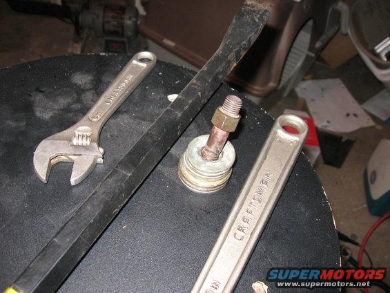 img_3062.jpg Found a bolt that fit the thread on the end of the cam, and used a stack of washers to help press it on.