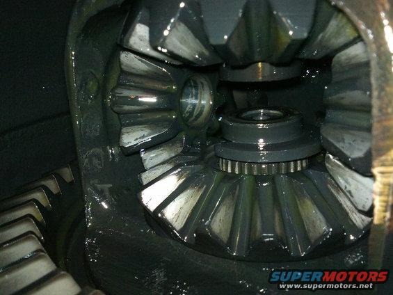 dsc00187.jpg then push the hub into the center, you will see that removing the C-clips is possible now.