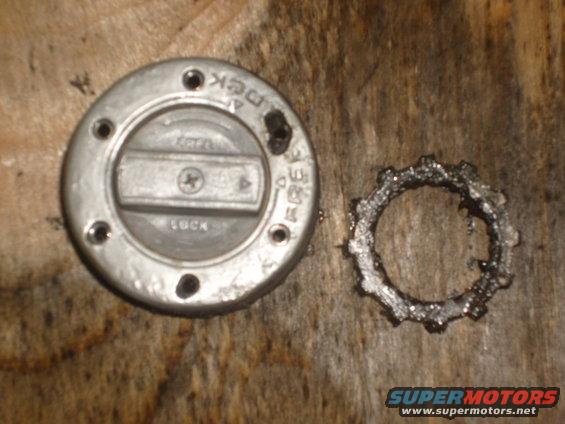Free-lock hub mechanism with 'LOCK' and 'FREE' markings next to a damaged gear ring