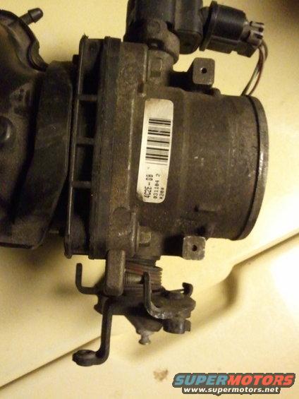 Throttle body assembly with a barcode sticker showing '4C2E-08 031104 2 1204'