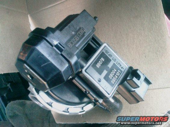 EGR valve actuator with part numbers 8807B and 08004 0954101 visible