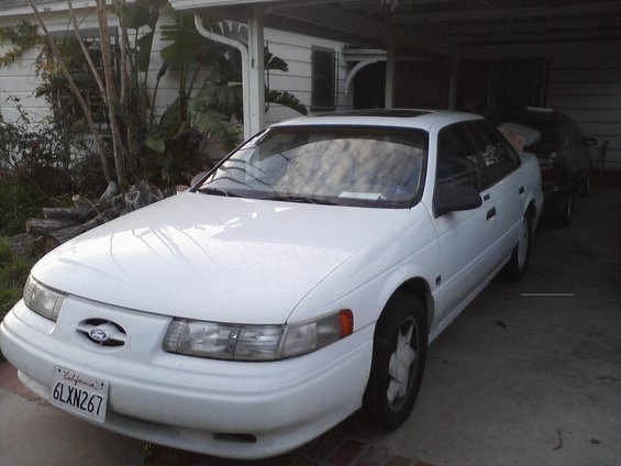 White 1992 Ford Taurus sedan parked in a driveway