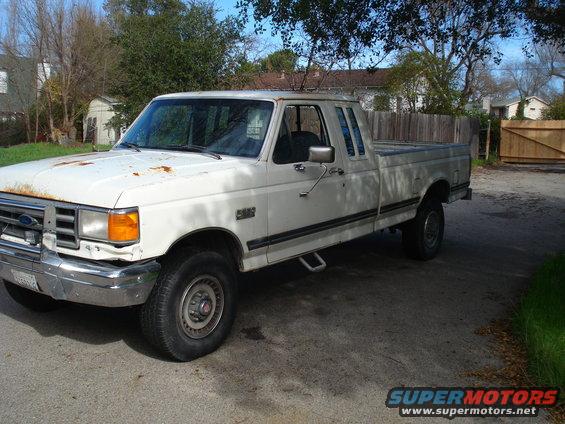 White 1987 Ford F-250 pickup truck, 3q-front view. Rusty hood