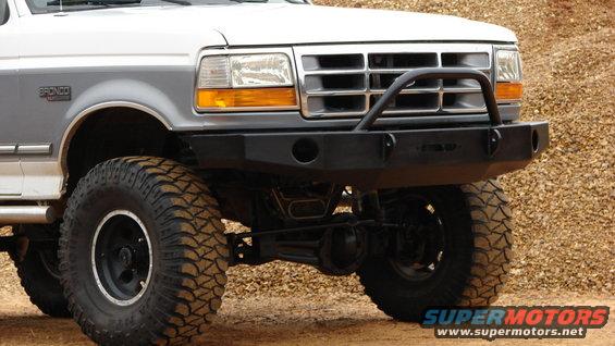 1995 Ford Bronco front bumper and grille with aftermarket bull bar