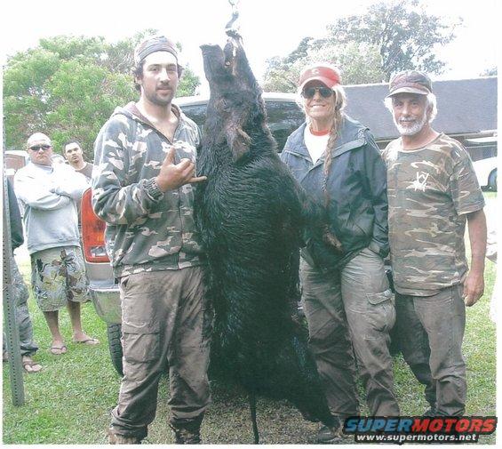 big-island01.jpg Chris, Linda Galano, and Raymond weighing their 185 lb tournament winner.