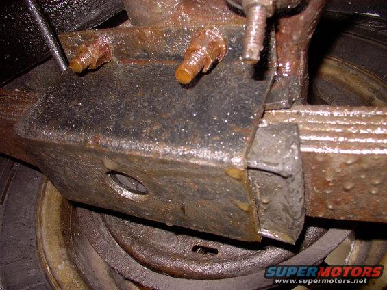 img_0038.jpg Everything not so fine on the passenger's side. Note the rubber has walked back out of the clamp and the locating protrusion is nowhere to be seen. I hate Ottawa speed bumps. If only you could sue !