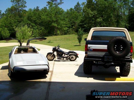 1990 Ford Bronco rear view, spare tire mounted on back
