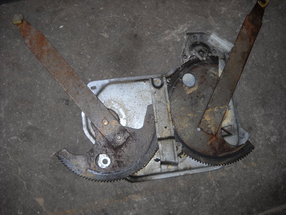 Rusty window regulator mechanism with gears and metal arms
