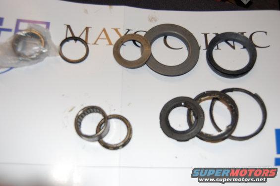 dsc_0229.jpg On top is the seal kit the Parts store sold me.On the bottom is the original. You can see the difference.