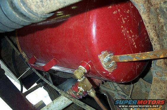 bronco-pics-014.jpg Tank tilted forward w/pitcock on bottom to drain the moisture.