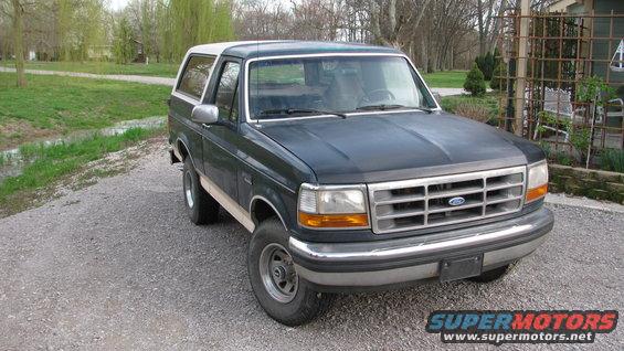 1992 Ford Bronco 3q-front view, dark green with white top