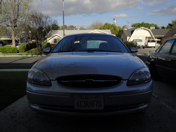 2003 Ford Taurus front view, parked in driveway. California license plate 6CBU870