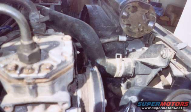 oba-belt-clearence3.jpg shot of belt clearence to radiator hose